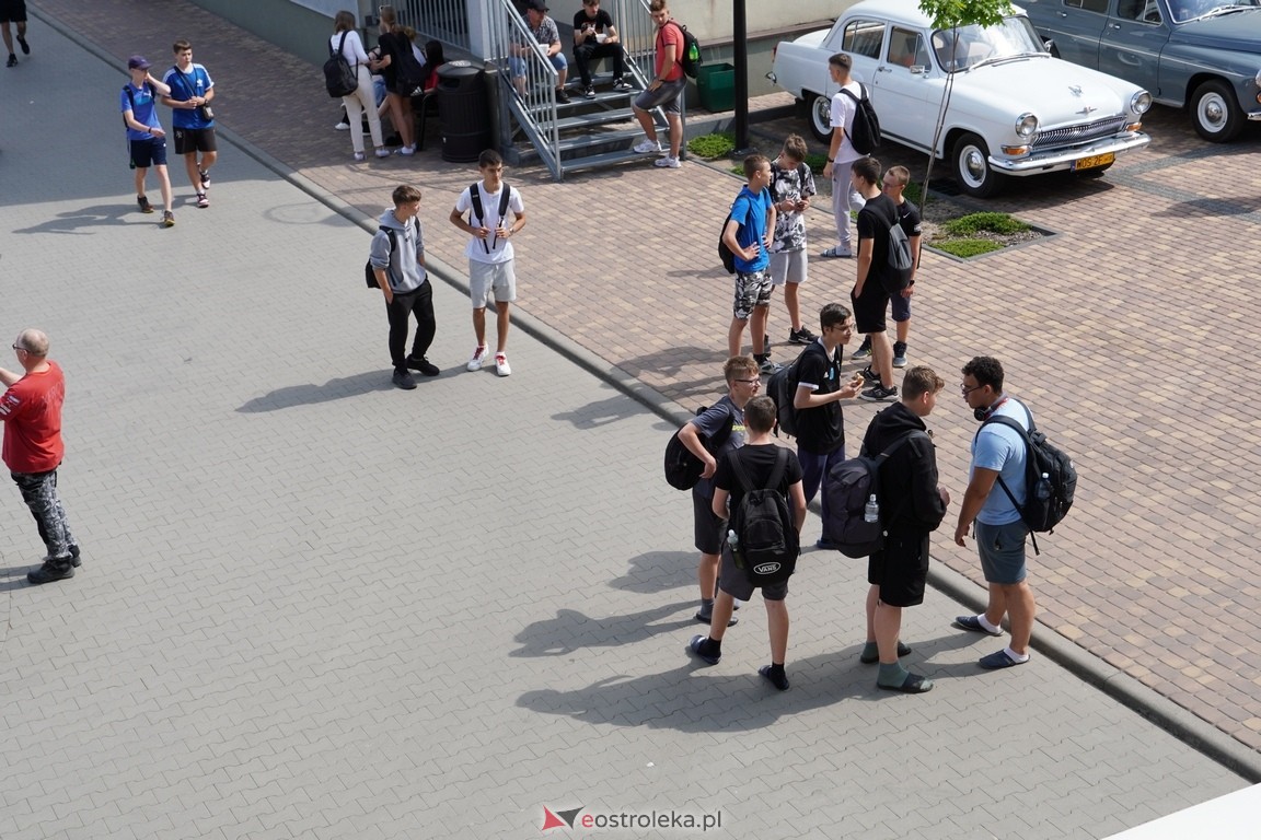 Dzień otwarty w ZSZ 1. Wystawa zabytkowej motoryzacji i pokaz aut luksusowych [24.05.2024] - zdjęcie #3 - eOstroleka.pl