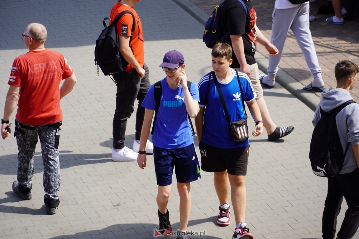 Dzień otwarty w ZSZ 1. Wystawa zabytkowej motoryzacji i pokaz aut luksusowych [24.05.2024] - zdjęcie #2 - eOstroleka.pl