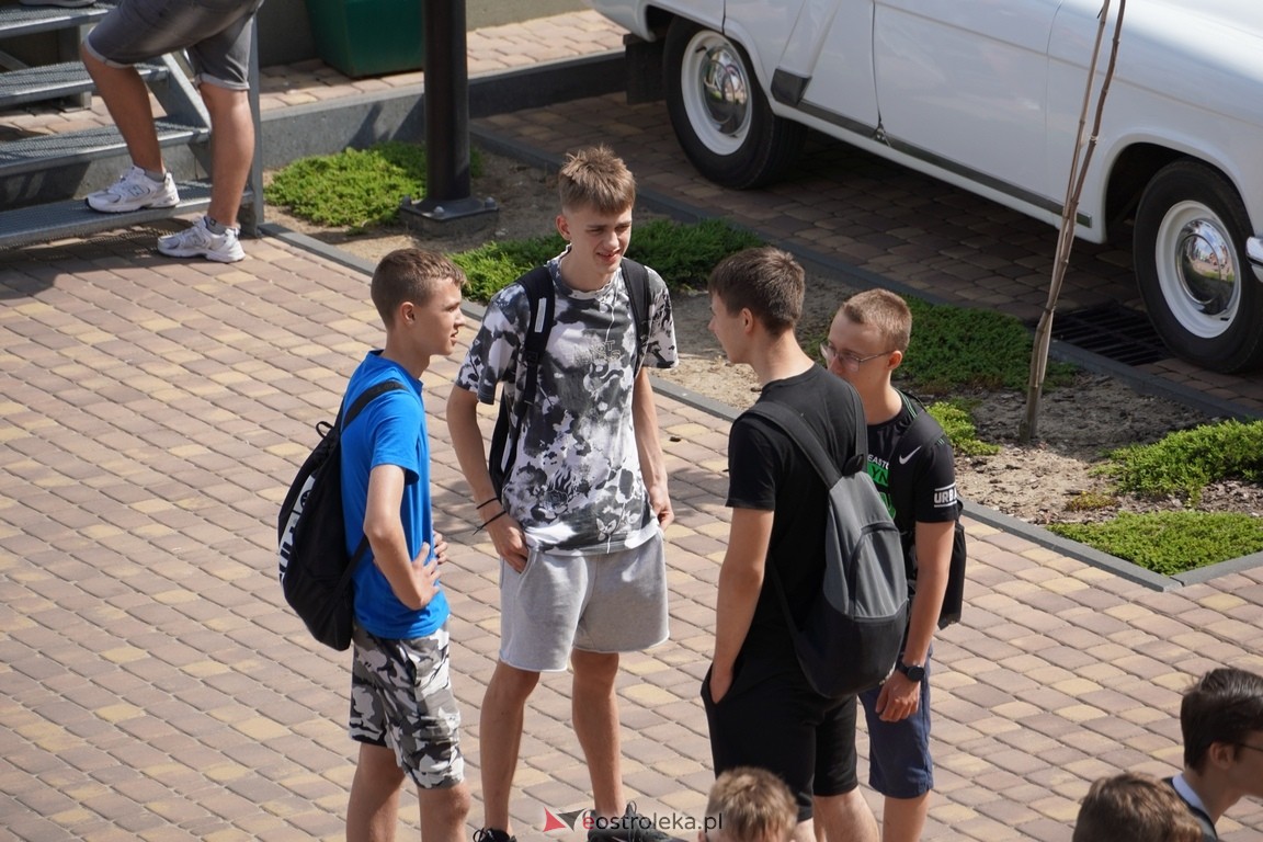 Dzień otwarty w ZSZ 1. Wystawa zabytkowej motoryzacji i pokaz aut luksusowych [24.05.2024] - zdjęcie #1 - eOstroleka.pl