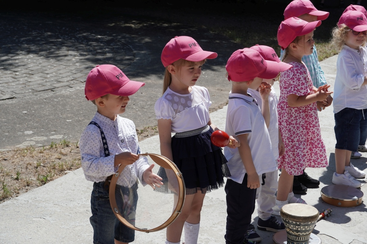 Przedszkole Miejskie nr 10: Wyjątkowe Święto Rodziny z udziałem małych artystów! [24.05.2024] - zdjęcie #72 - eOstroleka.pl