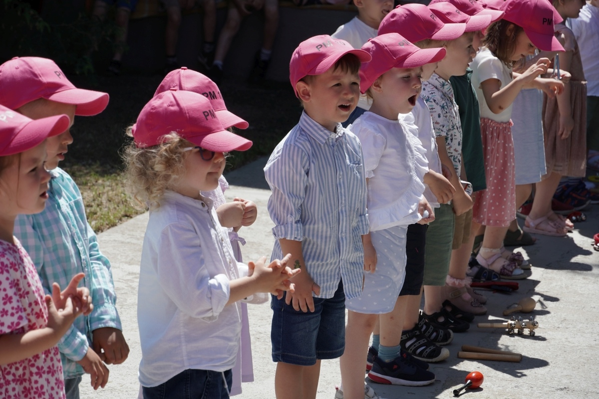 Przedszkole Miejskie nr 10: Wyjątkowe Święto Rodziny z udziałem małych artystów! [24.05.2024] - zdjęcie #71 - eOstroleka.pl