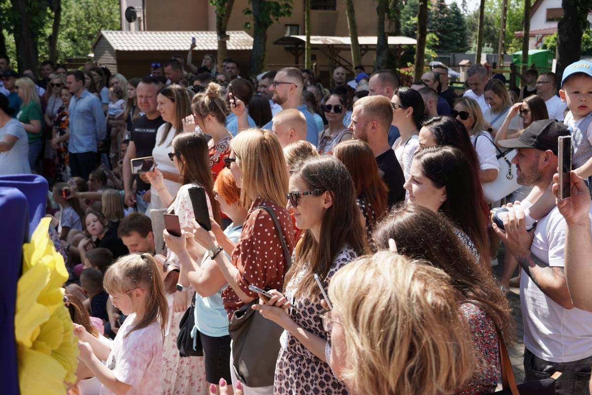 Przedszkole Miejskie nr 10: Wyjątkowe Święto Rodziny z udziałem małych artystów! [24.05.2024] - zdjęcie #70 - eOstroleka.pl