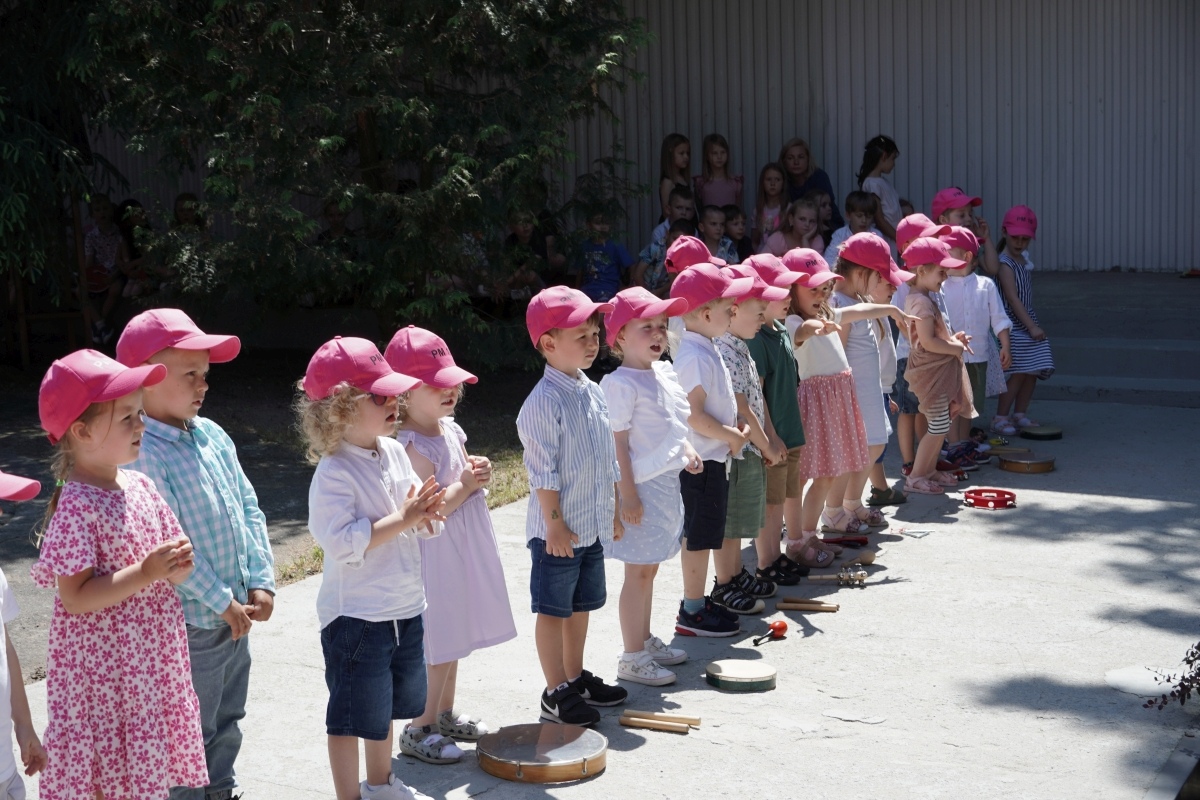 Przedszkole Miejskie nr 10: Wyjątkowe Święto Rodziny z udziałem małych artystów! [24.05.2024] - zdjęcie #69 - eOstroleka.pl
