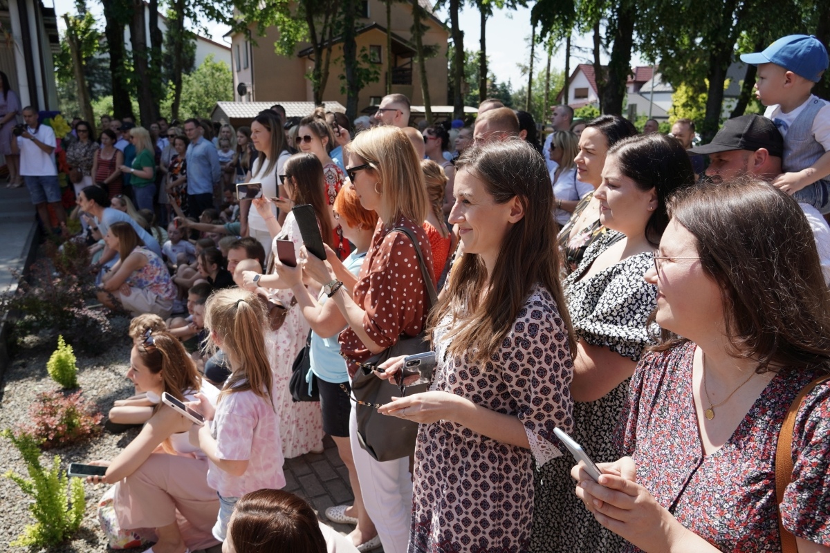 Przedszkole Miejskie nr 10: Wyjątkowe Święto Rodziny z udziałem małych artystów! [24.05.2024] - zdjęcie #66 - eOstroleka.pl