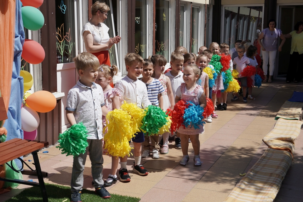 Przedszkole Miejskie nr 10: Wyjątkowe Święto Rodziny z udziałem małych artystów! [24.05.2024] - zdjęcie #65 - eOstroleka.pl