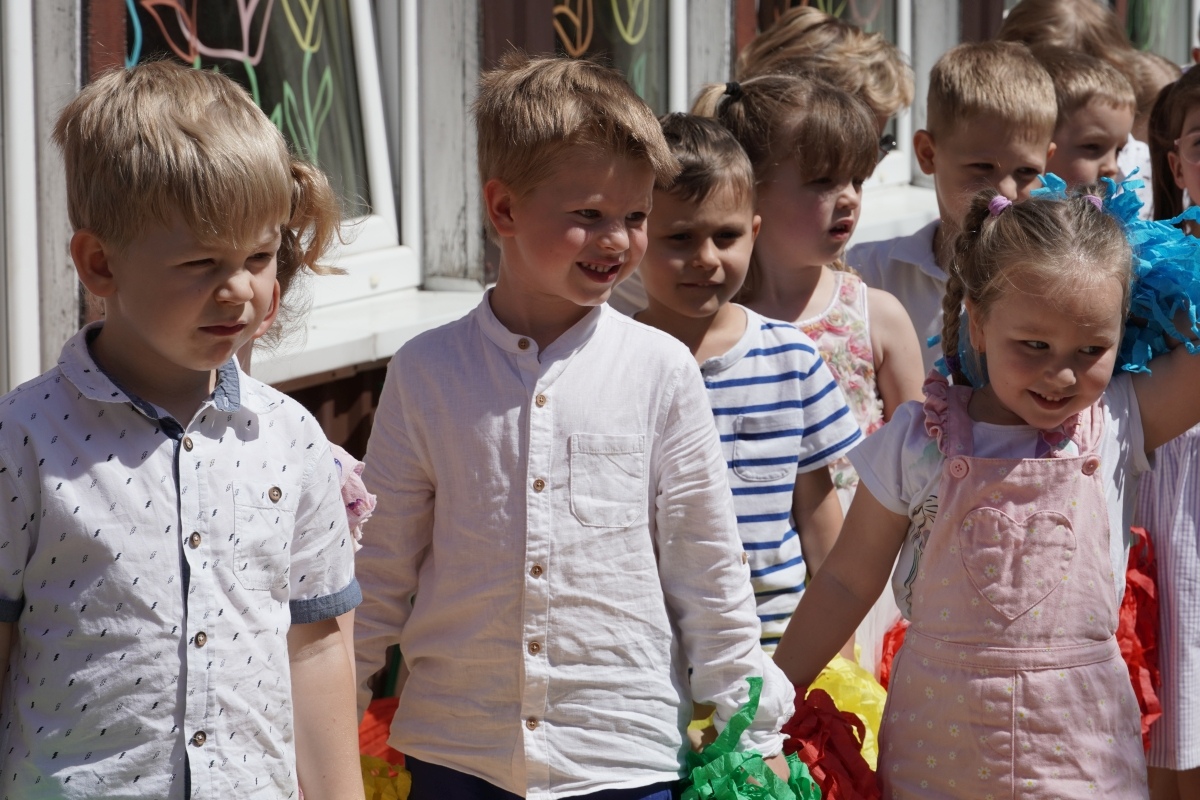 Przedszkole Miejskie nr 10: Wyjątkowe Święto Rodziny z udziałem małych artystów! [24.05.2024] - zdjęcie #64 - eOstroleka.pl