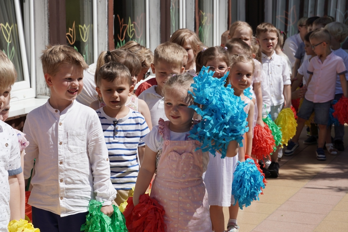 Przedszkole Miejskie nr 10: Wyjątkowe Święto Rodziny z udziałem małych artystów! [24.05.2024] - zdjęcie #63 - eOstroleka.pl