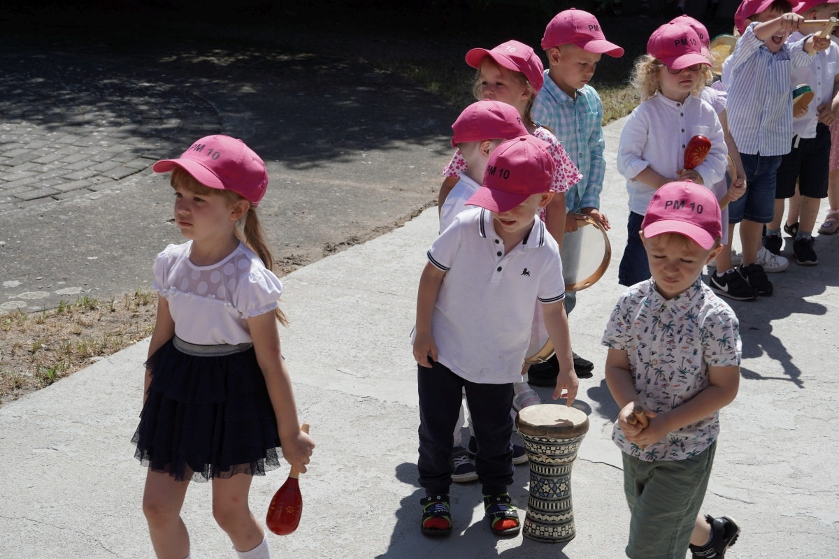 Przedszkole Miejskie nr 10: Wyjątkowe Święto Rodziny z udziałem małych artystów! [24.05.2024] - zdjęcie #62 - eOstroleka.pl