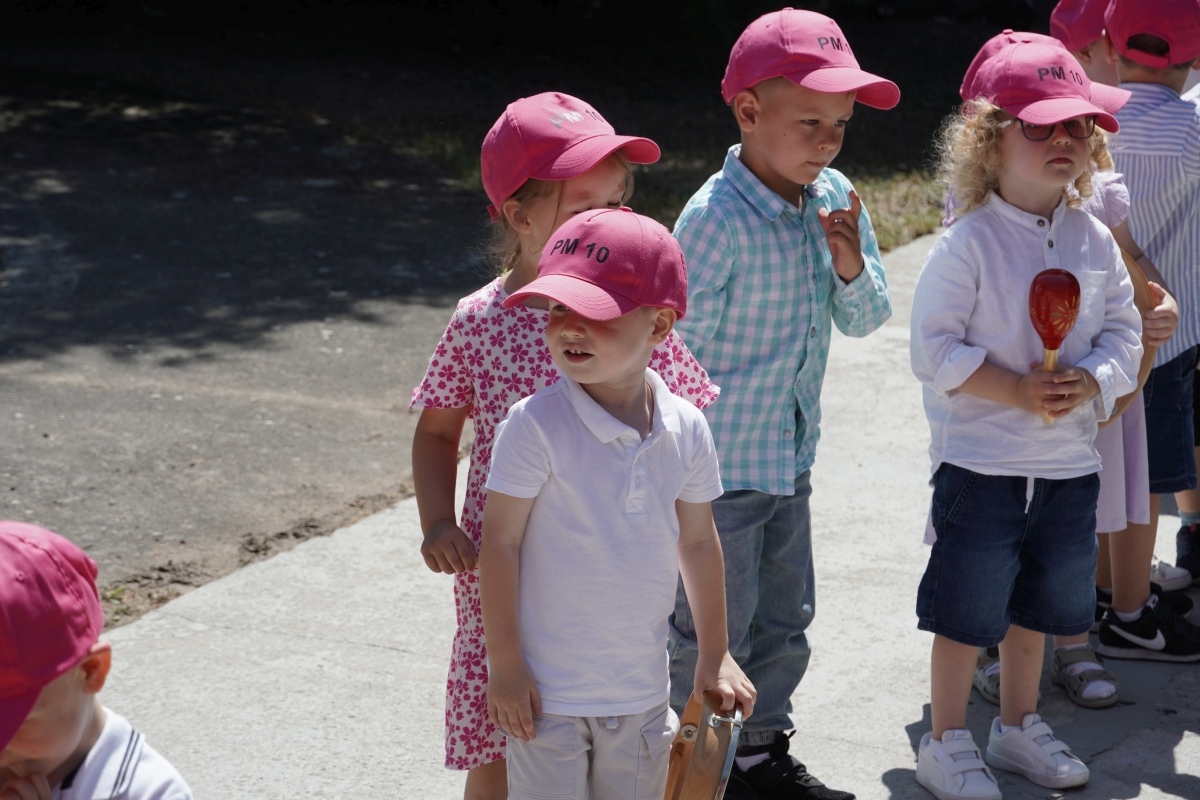 Przedszkole Miejskie nr 10: Wyjątkowe Święto Rodziny z udziałem małych artystów! [24.05.2024] - zdjęcie #61 - eOstroleka.pl