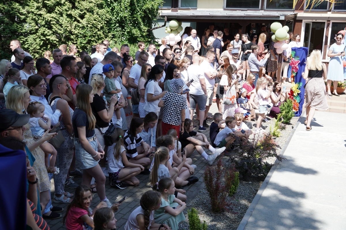 Przedszkole Miejskie nr 10: Wyjątkowe Święto Rodziny z udziałem małych artystów! [24.05.2024] - zdjęcie #60 - eOstroleka.pl