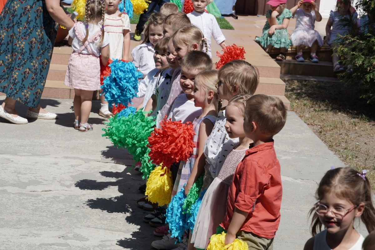 Przedszkole Miejskie nr 10: Wyjątkowe Święto Rodziny z udziałem małych artystów! [24.05.2024] - zdjęcie #53 - eOstroleka.pl