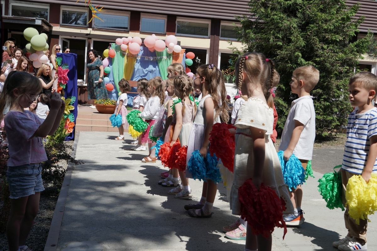 Przedszkole Miejskie nr 10: Wyjątkowe Święto Rodziny z udziałem małych artystów! [24.05.2024] - zdjęcie #51 - eOstroleka.pl