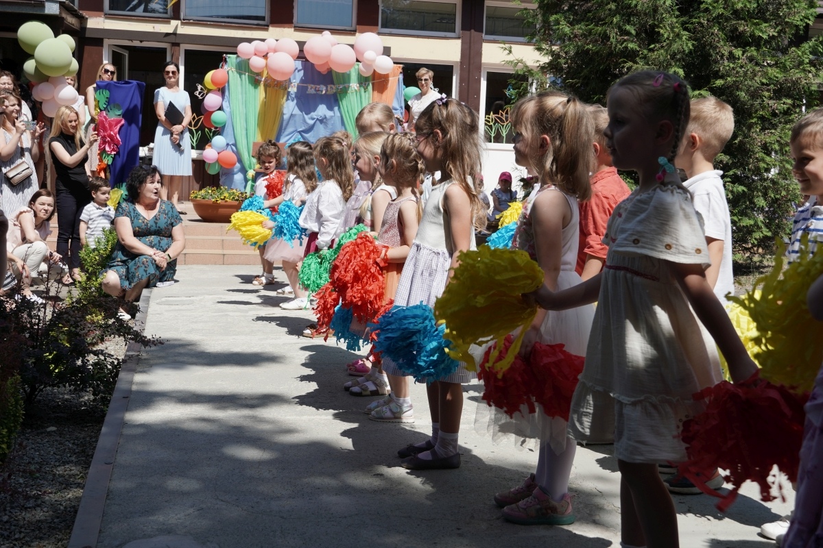 Przedszkole Miejskie nr 10: Wyjątkowe Święto Rodziny z udziałem małych artystów! [24.05.2024] - zdjęcie #47 - eOstroleka.pl