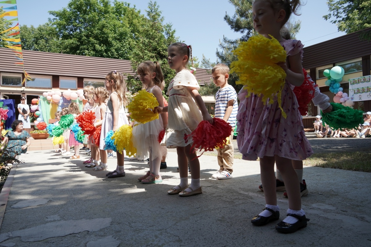 Przedszkole Miejskie nr 10: Wyjątkowe Święto Rodziny z udziałem małych artystów! [24.05.2024] - zdjęcie #46 - eOstroleka.pl