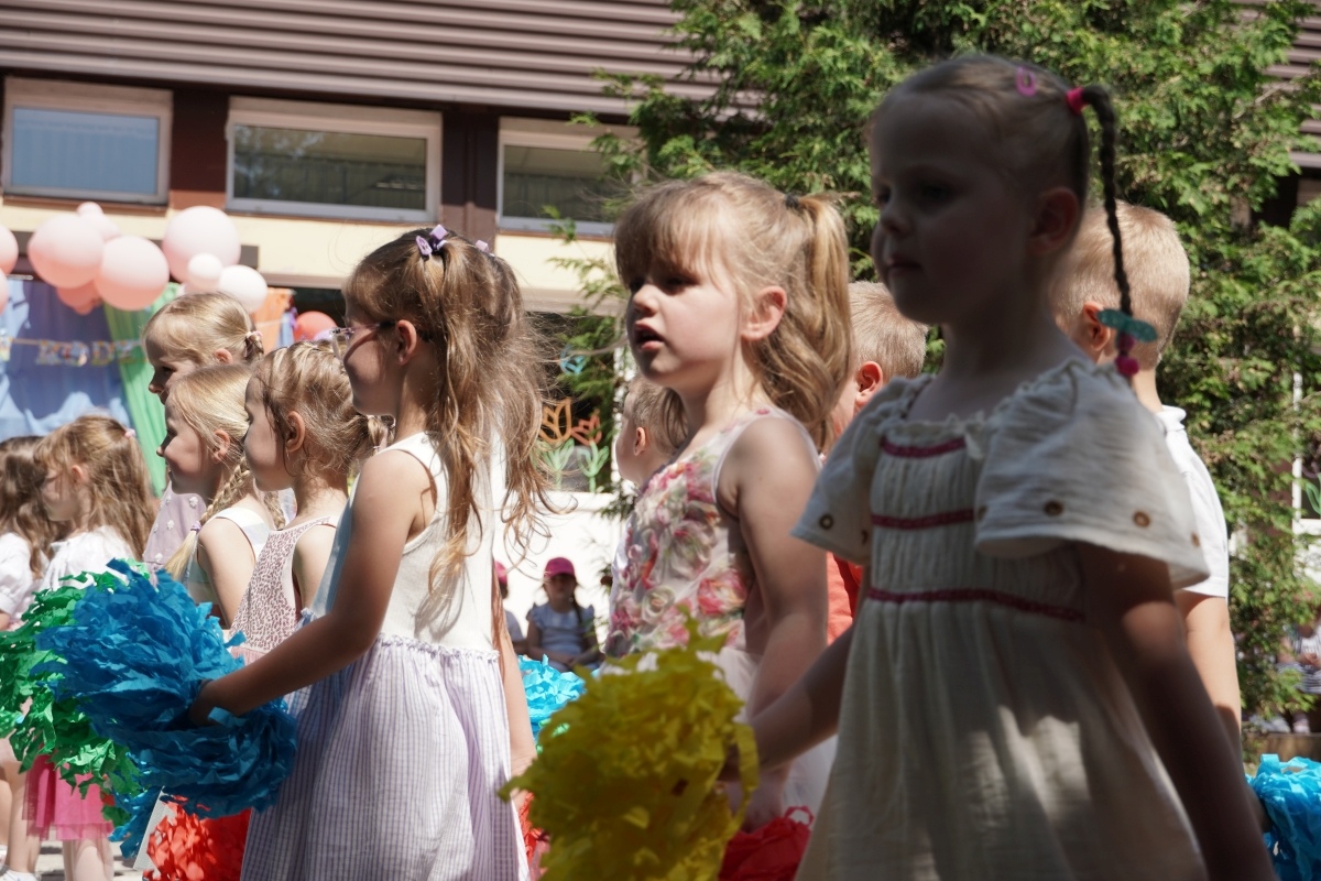 Przedszkole Miejskie nr 10: Wyjątkowe Święto Rodziny z udziałem małych artystów! [24.05.2024] - zdjęcie #45 - eOstroleka.pl