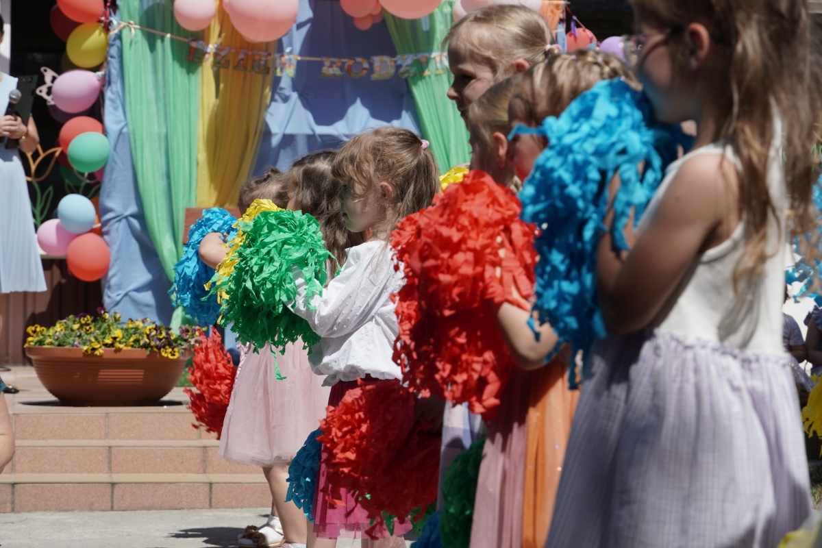 Przedszkole Miejskie nr 10: Wyjątkowe Święto Rodziny z udziałem małych artystów! [24.05.2024] - zdjęcie #44 - eOstroleka.pl