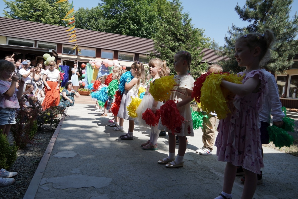 Przedszkole Miejskie nr 10: Wyjątkowe Święto Rodziny z udziałem małych artystów! [24.05.2024] - zdjęcie #43 - eOstroleka.pl