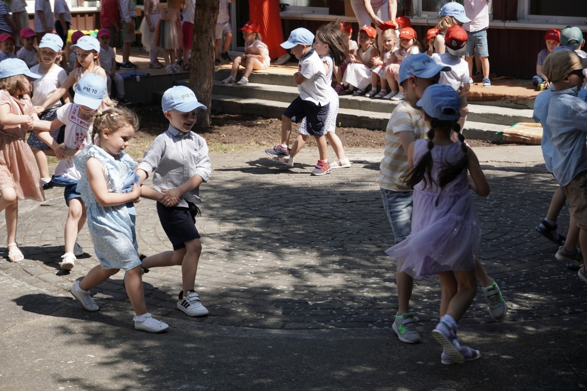 Przedszkole Miejskie nr 10: Wyjątkowe Święto Rodziny z udziałem małych artystów! [24.05.2024] - zdjęcie #42 - eOstroleka.pl