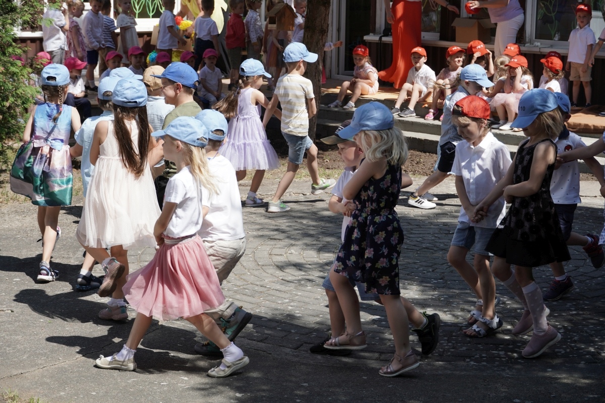 Przedszkole Miejskie nr 10: Wyjątkowe Święto Rodziny z udziałem małych artystów! [24.05.2024] - zdjęcie #41 - eOstroleka.pl