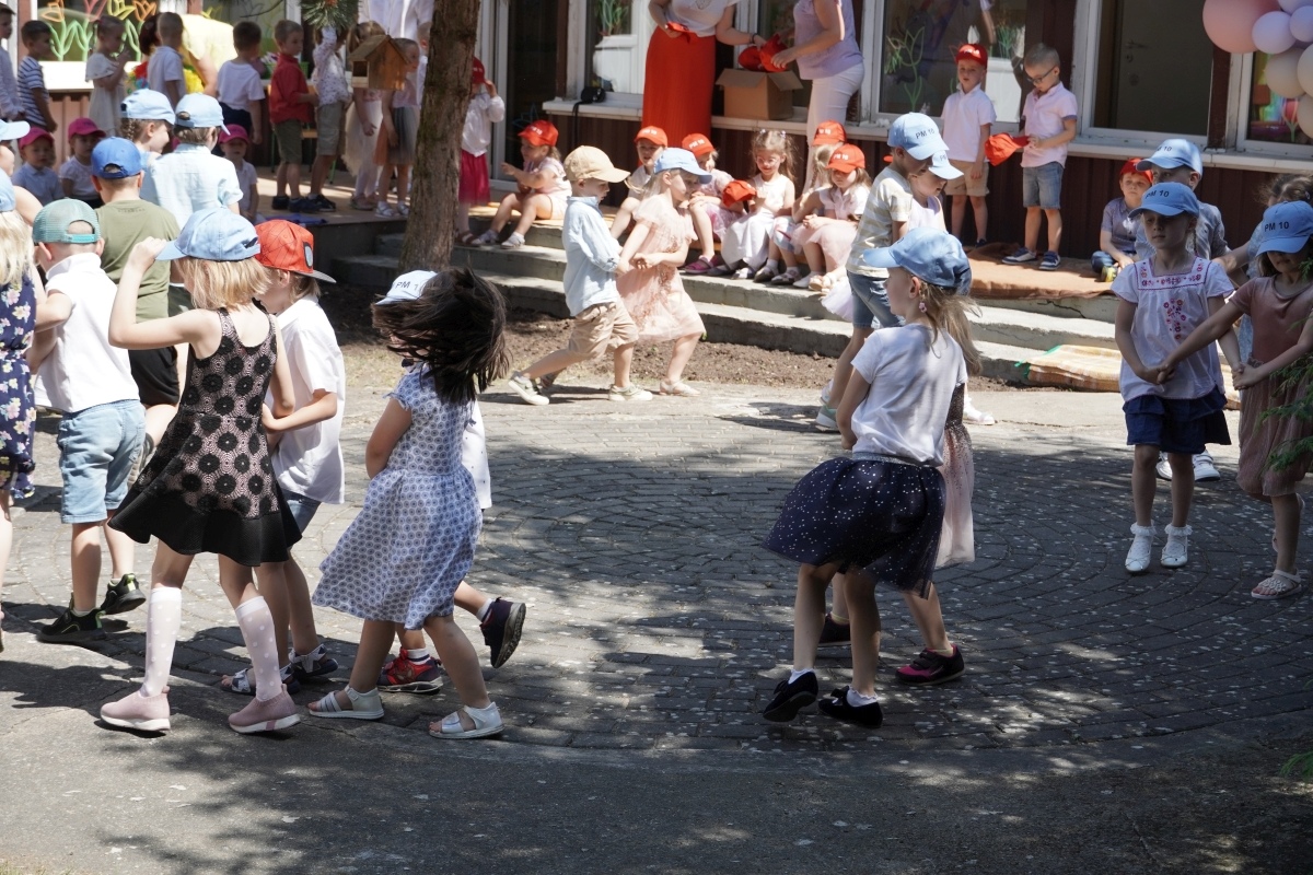 Przedszkole Miejskie nr 10: Wyjątkowe Święto Rodziny z udziałem małych artystów! [24.05.2024] - zdjęcie #40 - eOstroleka.pl