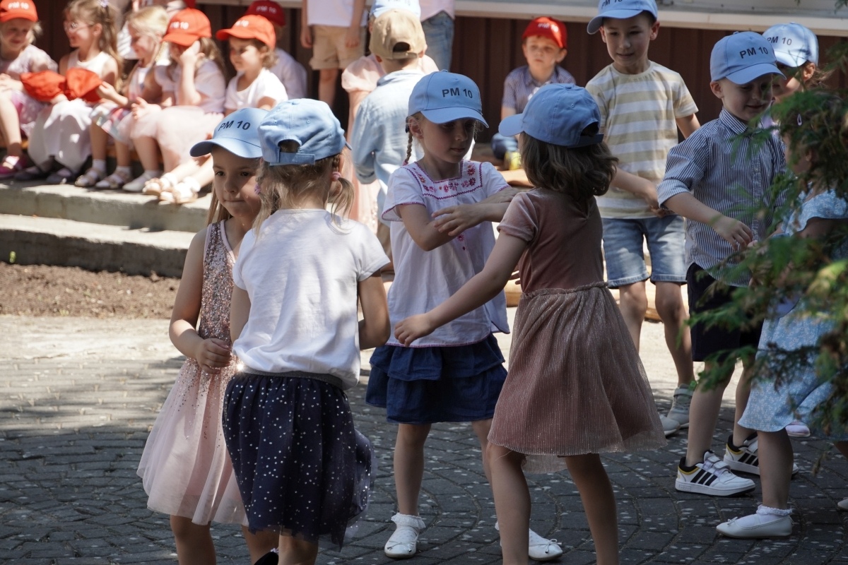 Przedszkole Miejskie nr 10: Wyjątkowe Święto Rodziny z udziałem małych artystów! [24.05.2024] - zdjęcie #39 - eOstroleka.pl