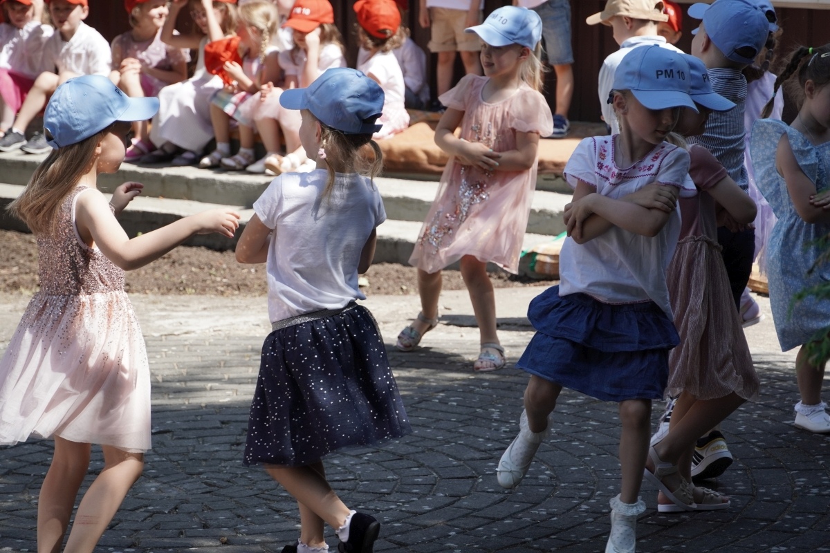 Przedszkole Miejskie nr 10: Wyjątkowe Święto Rodziny z udziałem małych artystów! [24.05.2024] - zdjęcie #38 - eOstroleka.pl