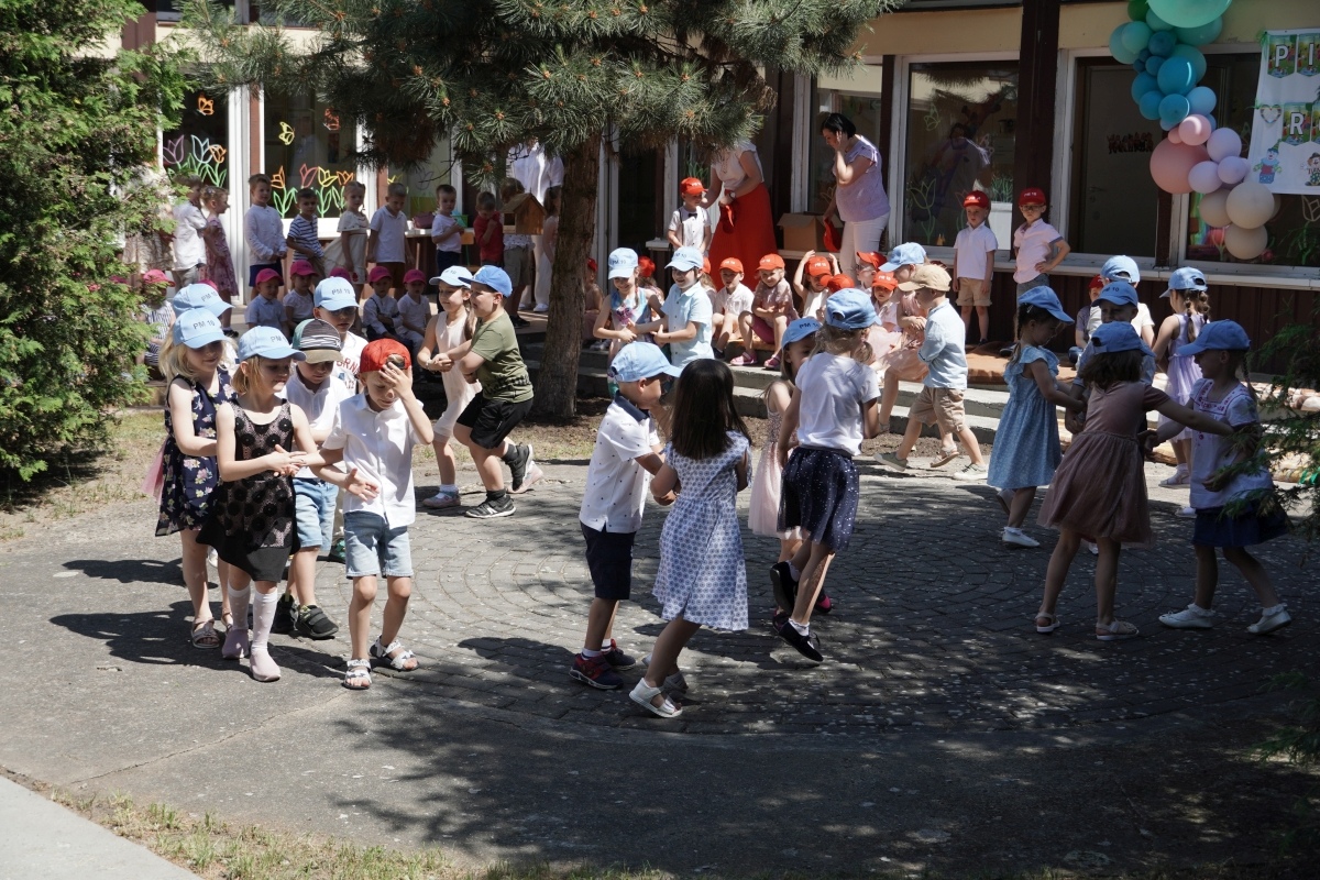 Przedszkole Miejskie nr 10: Wyjątkowe Święto Rodziny z udziałem małych artystów! [24.05.2024] - zdjęcie #37 - eOstroleka.pl