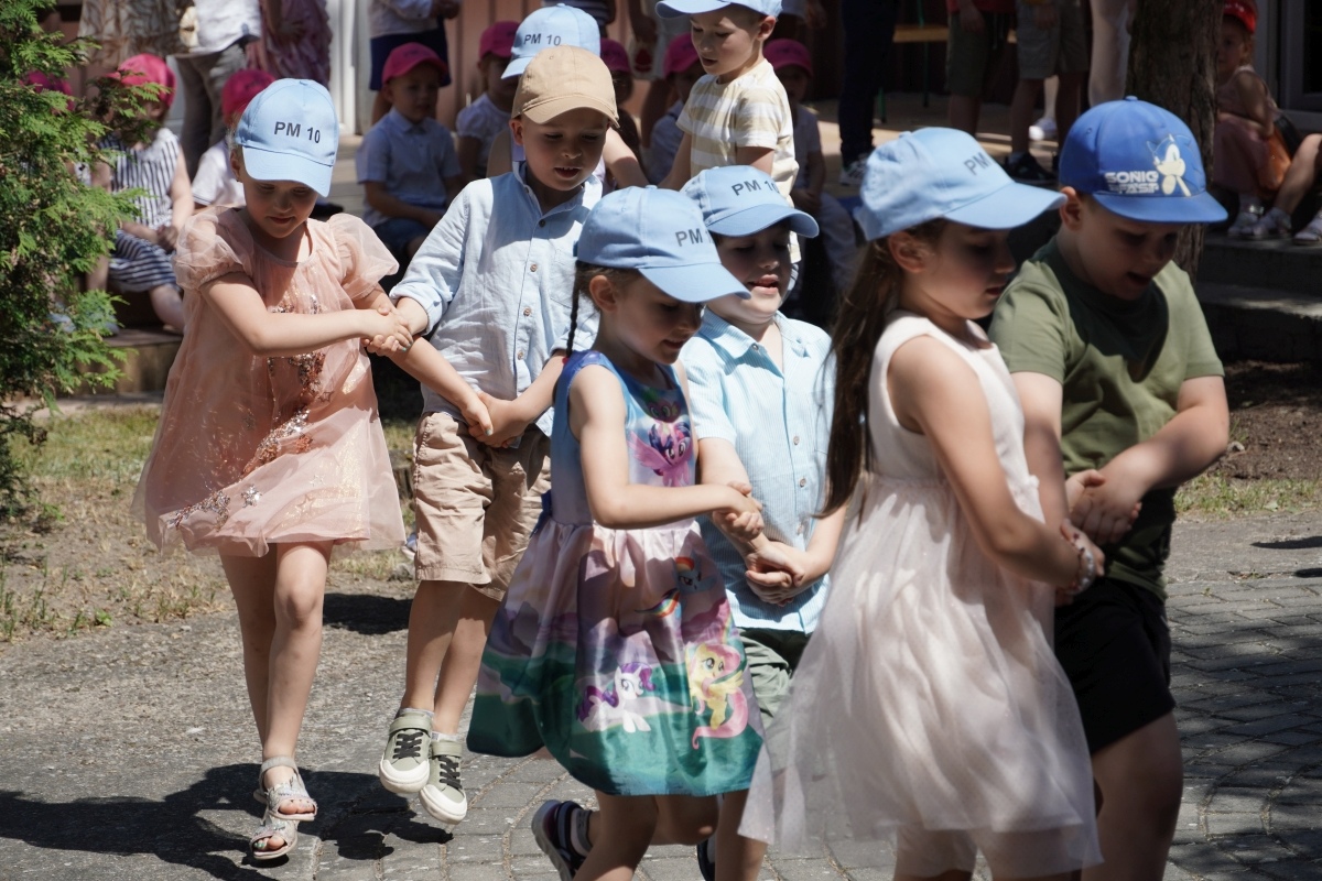Przedszkole Miejskie nr 10: Wyjątkowe Święto Rodziny z udziałem małych artystów! [24.05.2024] - zdjęcie #36 - eOstroleka.pl