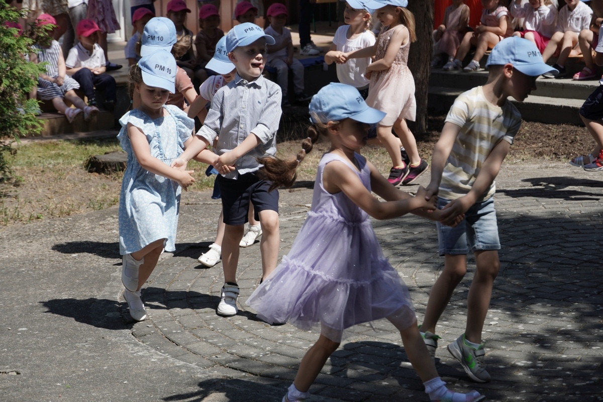 Przedszkole Miejskie nr 10: Wyjątkowe Święto Rodziny z udziałem małych artystów! [24.05.2024] - zdjęcie #35 - eOstroleka.pl