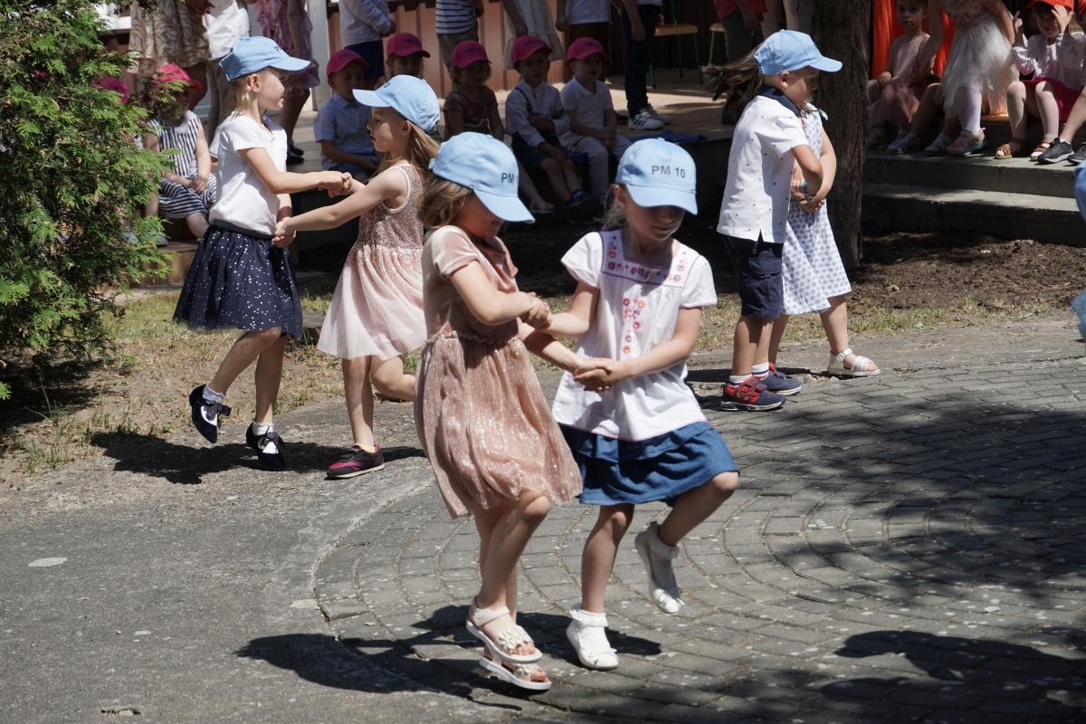 Przedszkole Miejskie nr 10: Wyjątkowe Święto Rodziny z udziałem małych artystów! [24.05.2024] - zdjęcie #34 - eOstroleka.pl