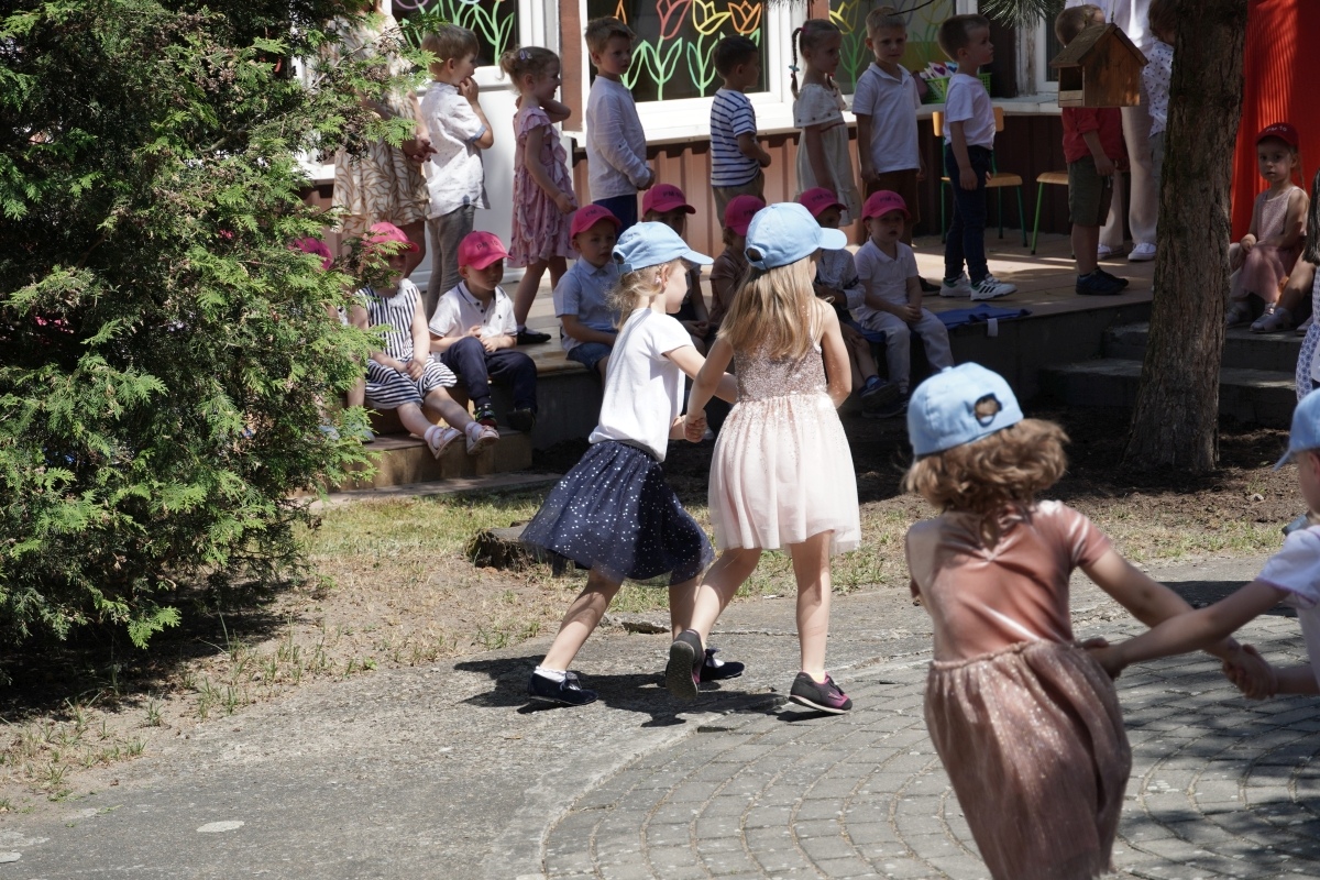 Przedszkole Miejskie nr 10: Wyjątkowe Święto Rodziny z udziałem małych artystów! [24.05.2024] - zdjęcie #33 - eOstroleka.pl