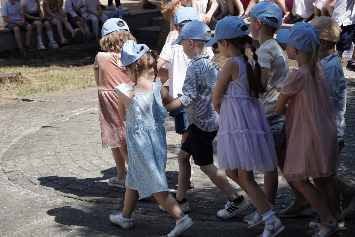 Przedszkole Miejskie nr 10: Wyjątkowe Święto Rodziny z udziałem małych artystów! [24.05.2024] - zdjęcie #32 - eOstroleka.pl