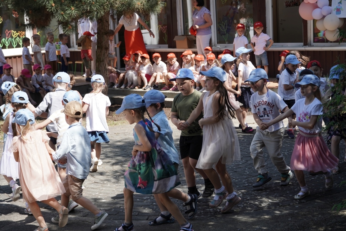 Przedszkole Miejskie nr 10: Wyjątkowe Święto Rodziny z udziałem małych artystów! [24.05.2024] - zdjęcie #31 - eOstroleka.pl