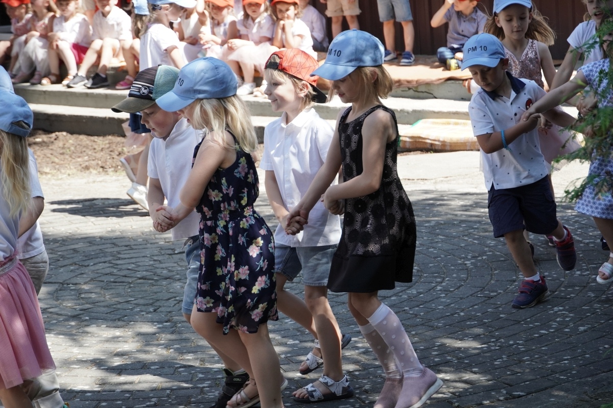 Przedszkole Miejskie nr 10: Wyjątkowe Święto Rodziny z udziałem małych artystów! [24.05.2024] - zdjęcie #30 - eOstroleka.pl