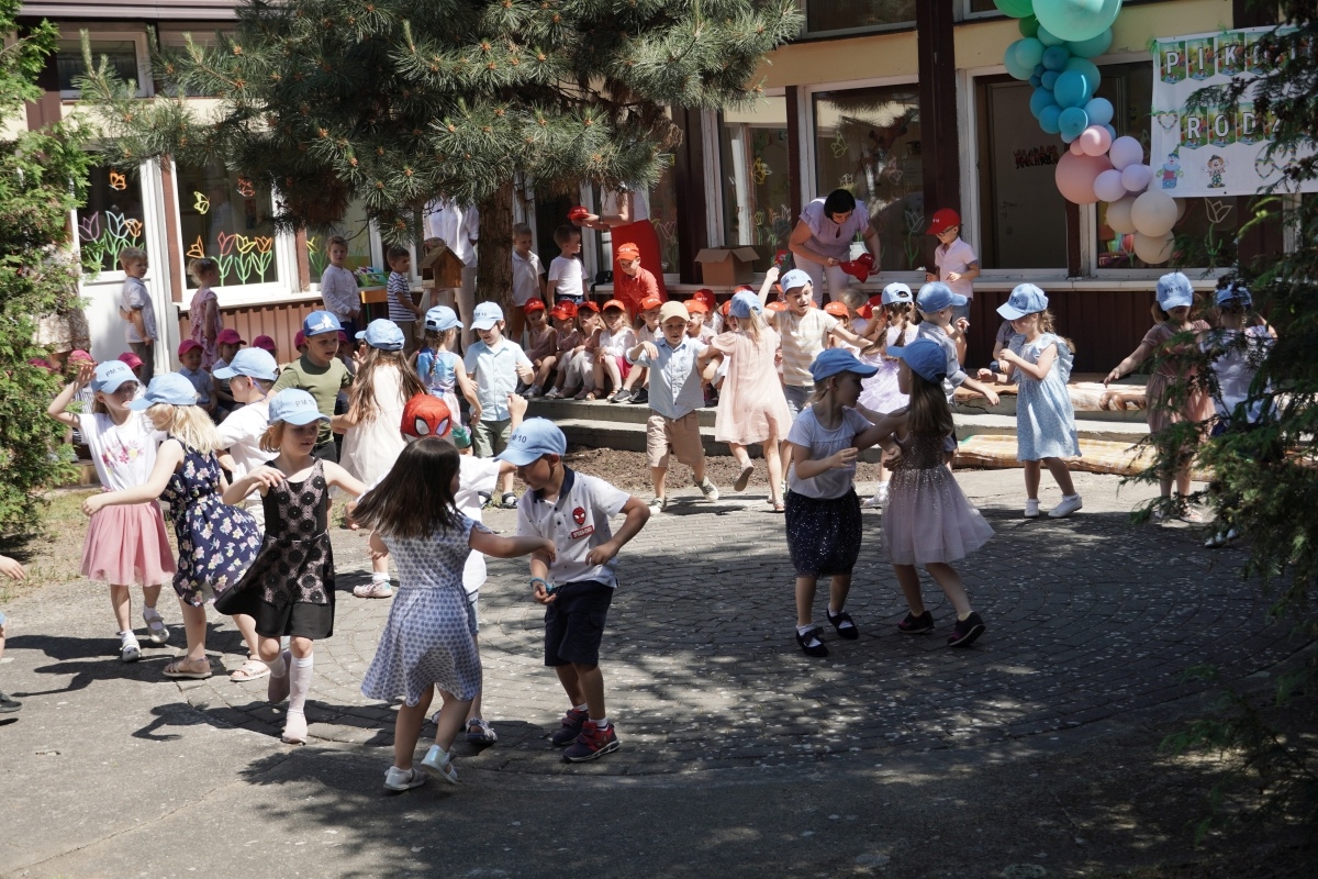 Przedszkole Miejskie nr 10: Wyjątkowe Święto Rodziny z udziałem małych artystów! [24.05.2024] - zdjęcie #29 - eOstroleka.pl