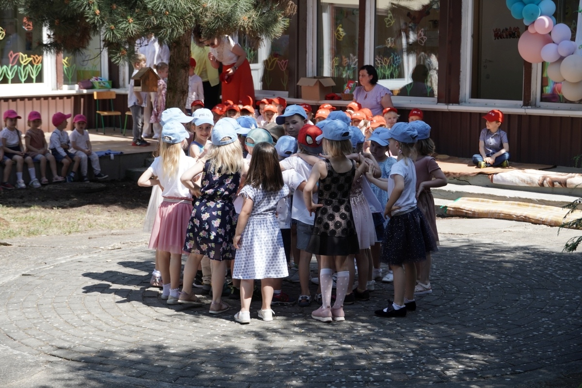 Przedszkole Miejskie nr 10: Wyjątkowe Święto Rodziny z udziałem małych artystów! [24.05.2024] - zdjęcie #18 - eOstroleka.pl