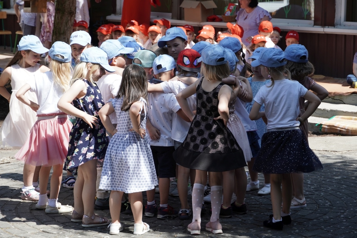 Przedszkole Miejskie nr 10: Wyjątkowe Święto Rodziny z udziałem małych artystów! [24.05.2024] - zdjęcie #17 - eOstroleka.pl