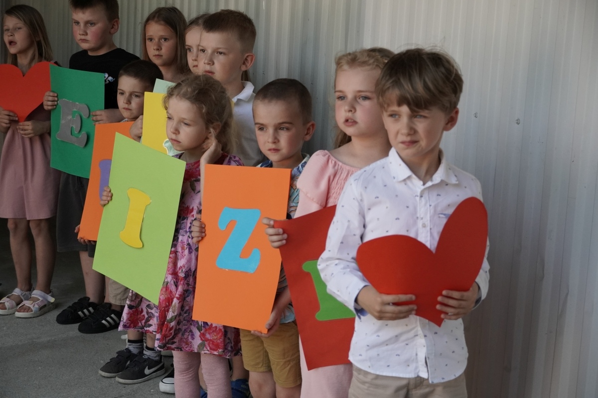 Przedszkole Miejskie nr 10: Wyjątkowe Święto Rodziny z udziałem małych artystów! [24.05.2024] - zdjęcie #16 - eOstroleka.pl