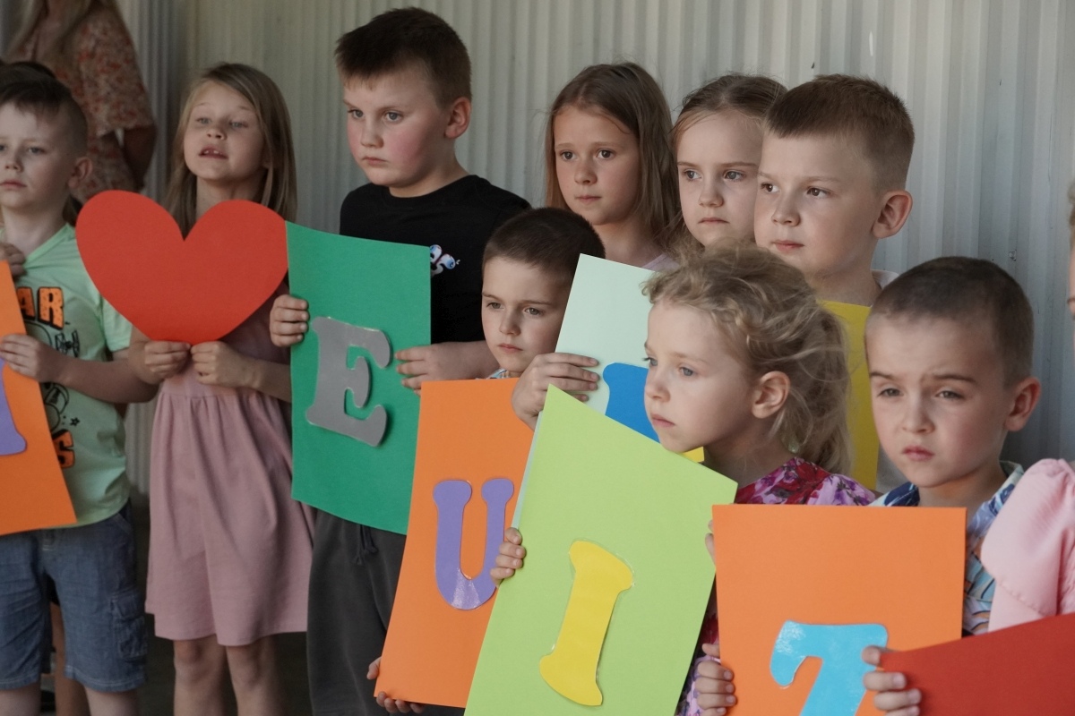 Przedszkole Miejskie nr 10: Wyjątkowe Święto Rodziny z udziałem małych artystów! [24.05.2024] - zdjęcie #15 - eOstroleka.pl