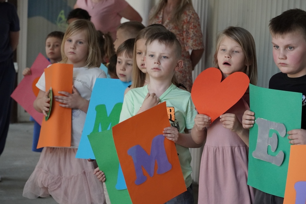 Przedszkole Miejskie nr 10: Wyjątkowe Święto Rodziny z udziałem małych artystów! [24.05.2024] - zdjęcie #14 - eOstroleka.pl