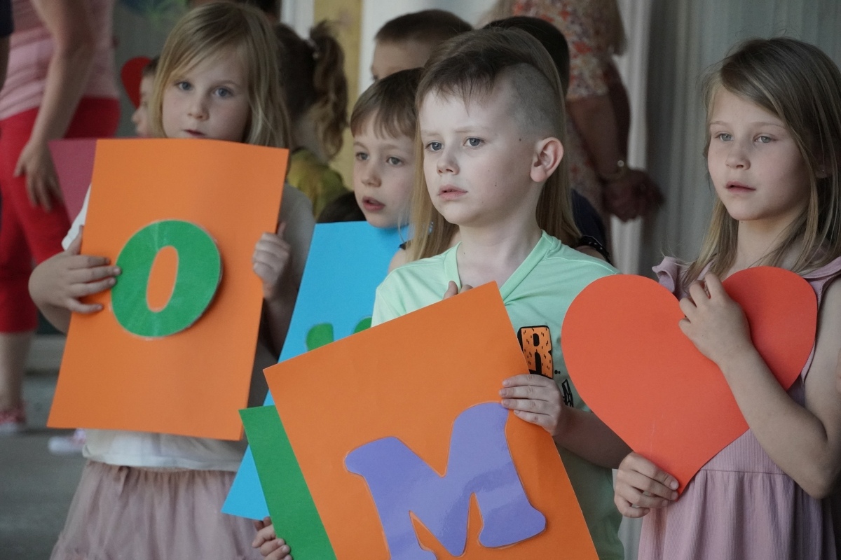 Przedszkole Miejskie nr 10: Wyjątkowe Święto Rodziny z udziałem małych artystów! [24.05.2024] - zdjęcie #13 - eOstroleka.pl