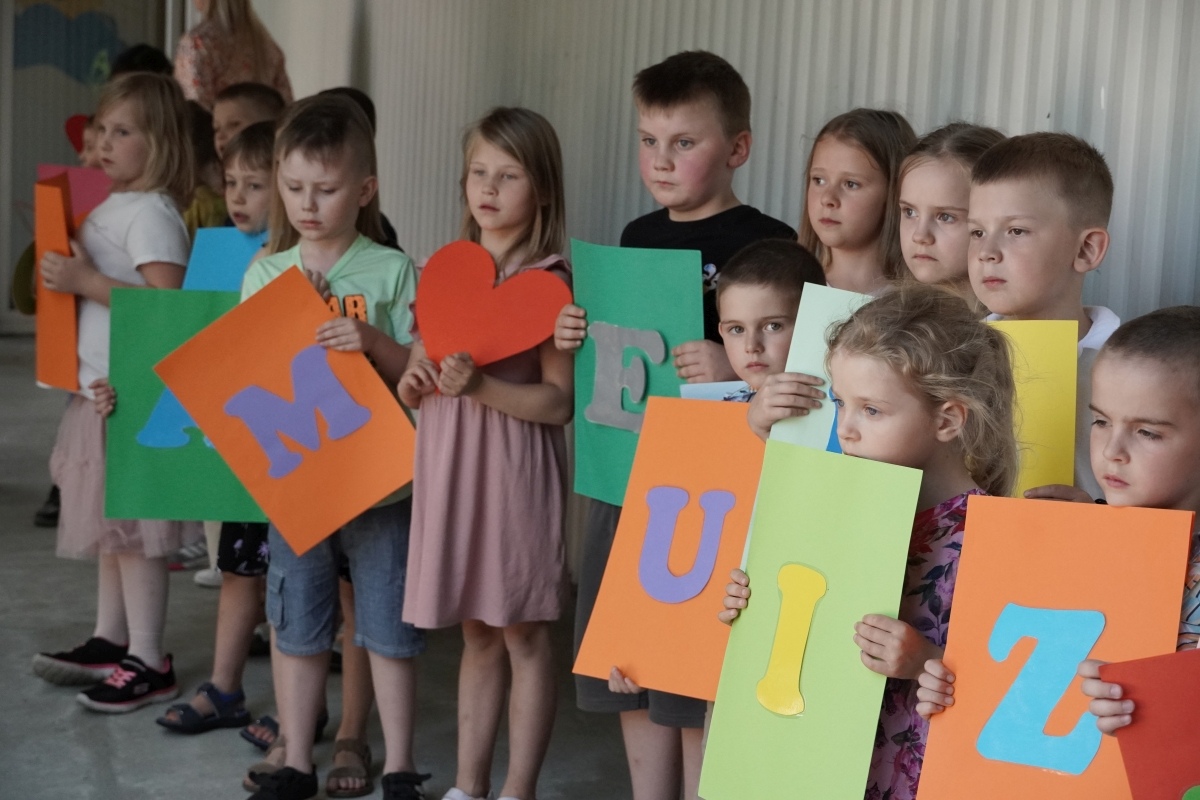 Przedszkole Miejskie nr 10: Wyjątkowe Święto Rodziny z udziałem małych artystów! [24.05.2024] - zdjęcie #12 - eOstroleka.pl