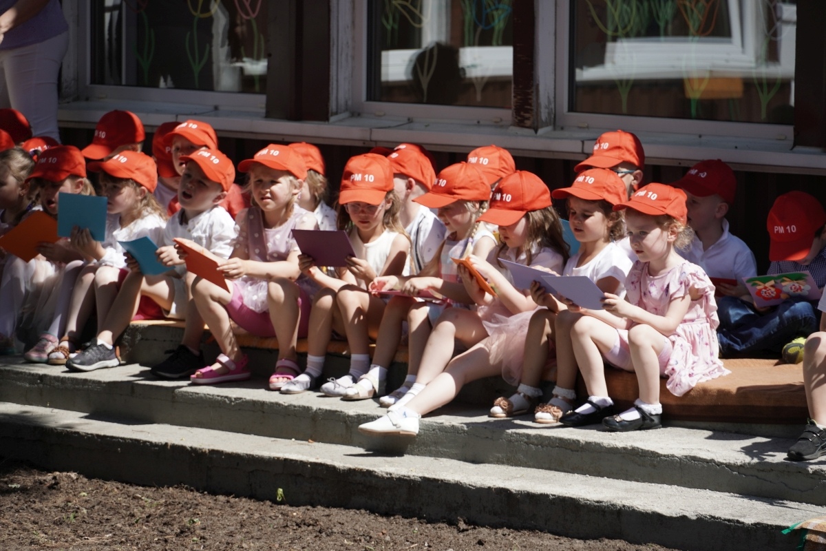 Przedszkole Miejskie nr 10: Wyjątkowe Święto Rodziny z udziałem małych artystów! [24.05.2024] - zdjęcie #11 - eOstroleka.pl