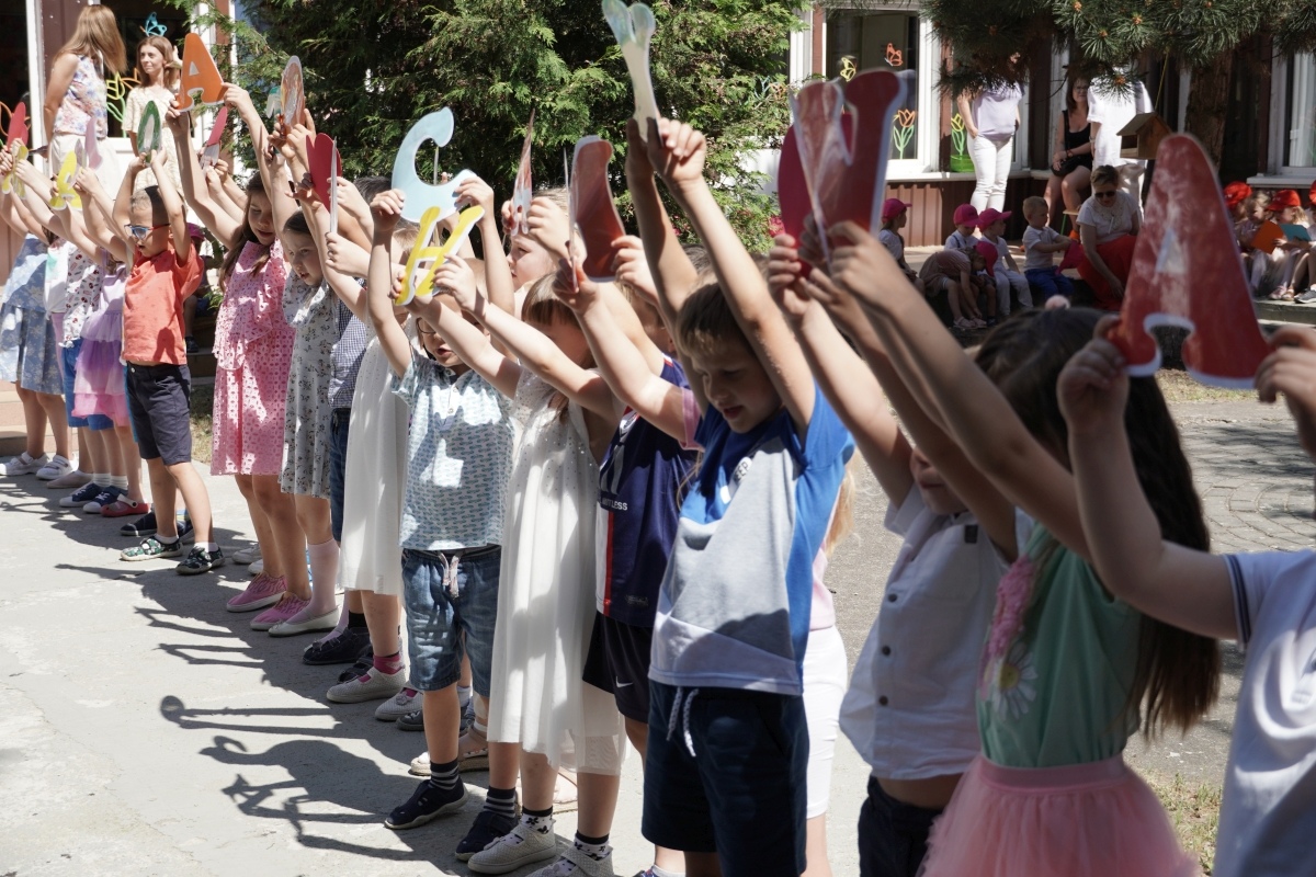 Przedszkole Miejskie nr 10: Wyjątkowe Święto Rodziny z udziałem małych artystów! [24.05.2024] - zdjęcie #10 - eOstroleka.pl