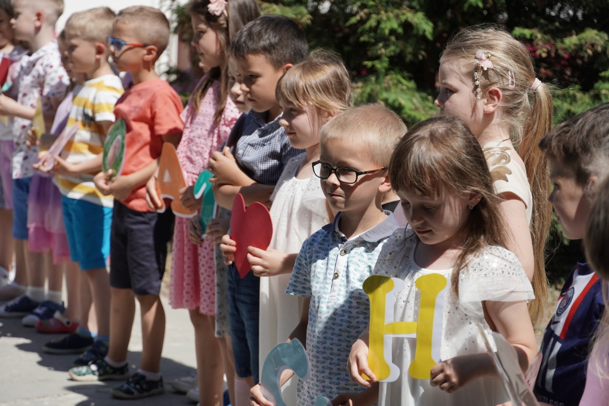 Przedszkole Miejskie nr 10: Wyjątkowe Święto Rodziny z udziałem małych artystów! [24.05.2024] - zdjęcie #9 - eOstroleka.pl