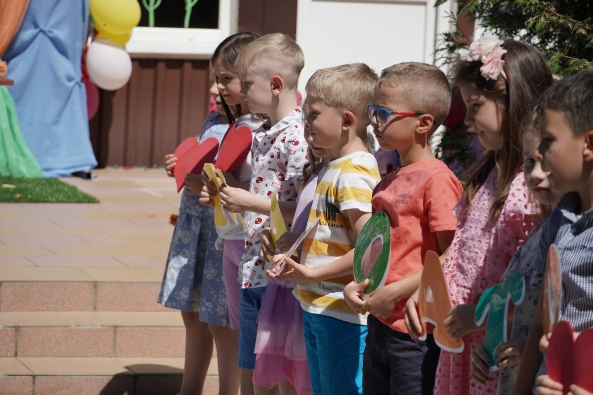 Przedszkole Miejskie nr 10: Wyjątkowe Święto Rodziny z udziałem małych artystów! [24.05.2024] - zdjęcie #8 - eOstroleka.pl