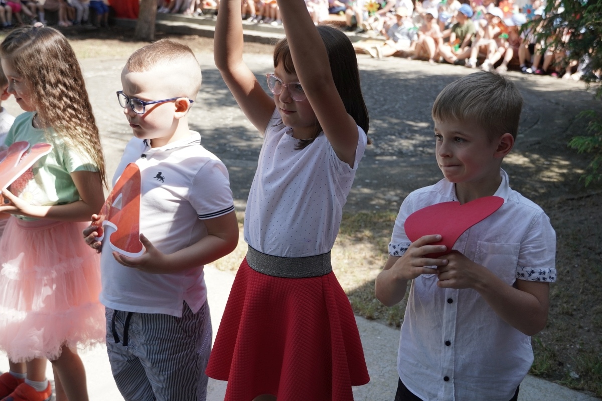 Przedszkole Miejskie nr 10: Wyjątkowe Święto Rodziny z udziałem małych artystów! [24.05.2024] - zdjęcie #6 - eOstroleka.pl