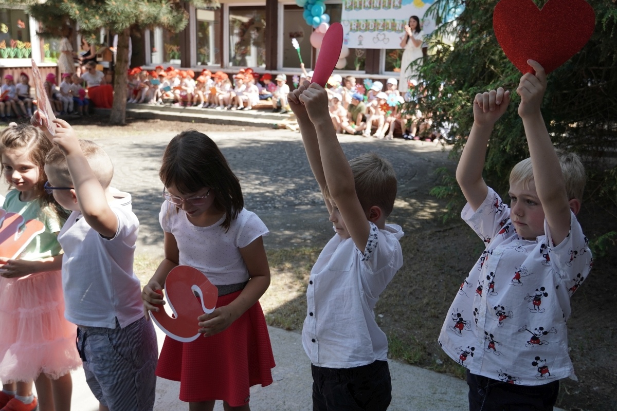 Przedszkole Miejskie nr 10: Wyjątkowe Święto Rodziny z udziałem małych artystów! [24.05.2024] - zdjęcie #5 - eOstroleka.pl