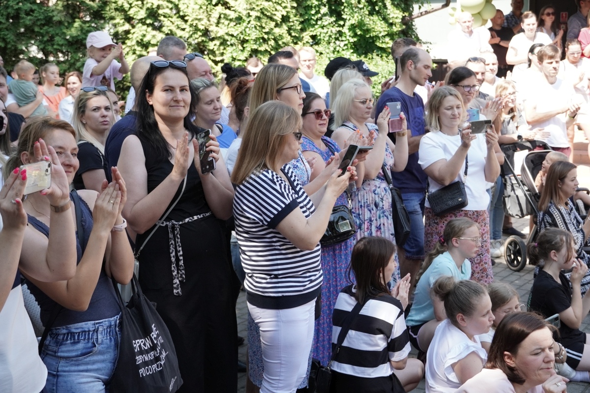Przedszkole Miejskie nr 10: Wyjątkowe Święto Rodziny z udziałem małych artystów! [24.05.2024] - zdjęcie #4 - eOstroleka.pl