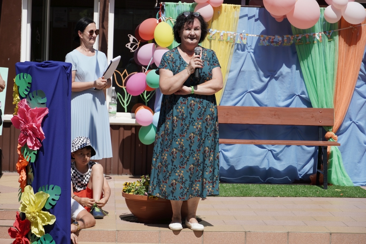 Przedszkole Miejskie nr 10: Wyjątkowe Święto Rodziny z udziałem małych artystów! [24.05.2024] - zdjęcie #1 - eOstroleka.pl